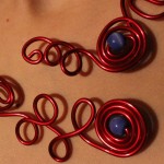 Collier rouge perles bleues