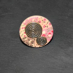bague bouton bois rose spirales